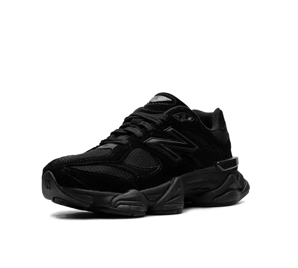 New Balance 9060 Triple Black – Elegante Sneaker en Negro Completo
