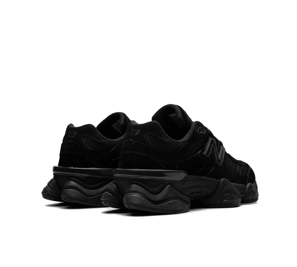 New Balance 9060 Triple Black – Elegante Sneaker en Negro Completo