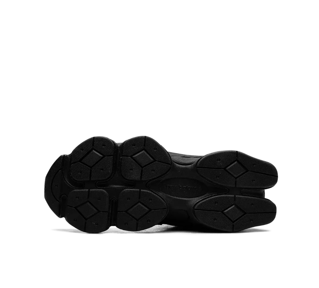New Balance 9060 Triple Black – Elegante Sneaker en Negro Completo