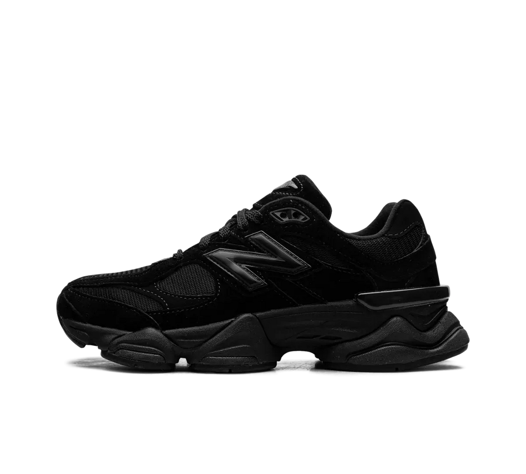 New Balance 9060 Triple Black – Elegante Sneaker en Negro Completo